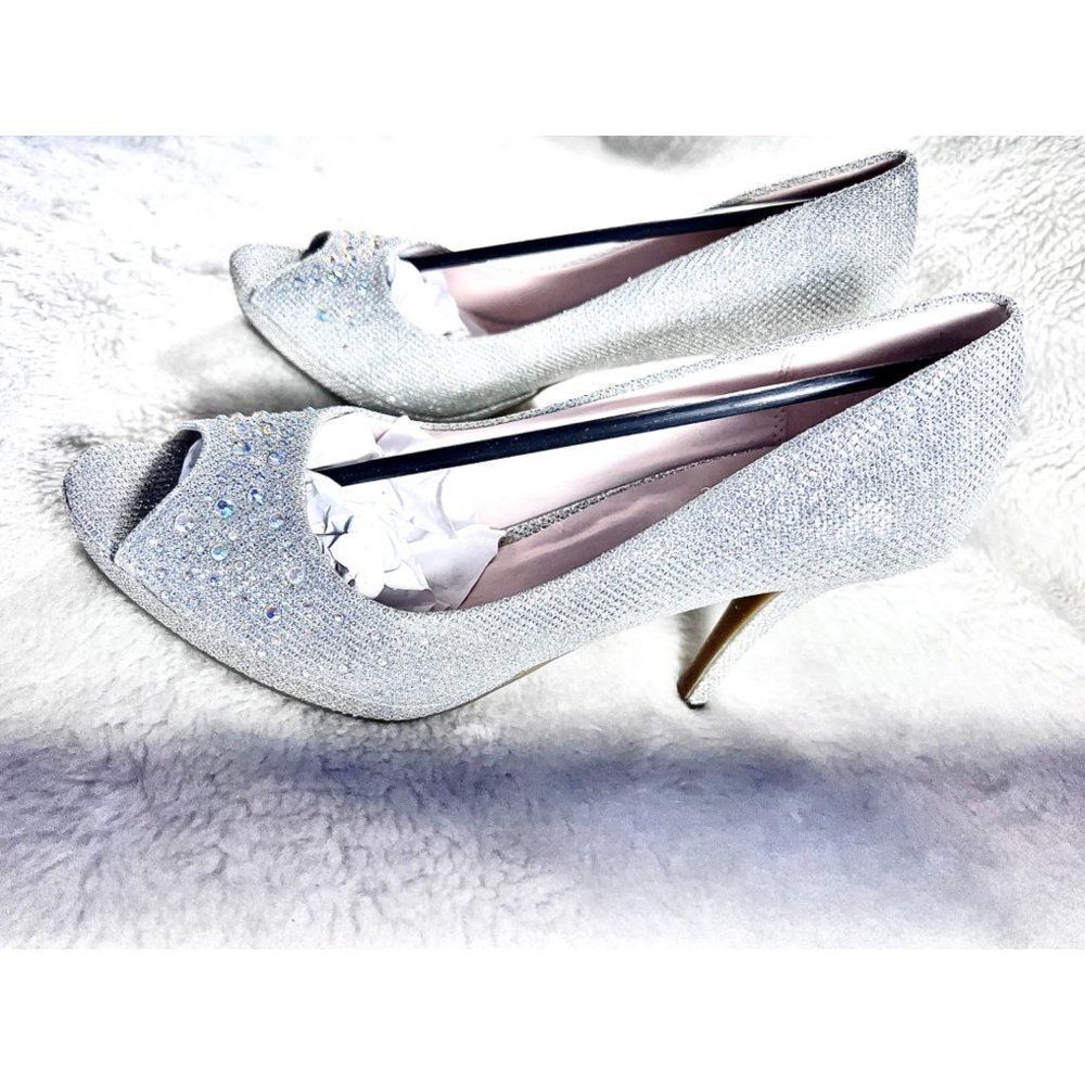 Bonibel Size 7.5 Silver Glitter Heels - Picture 3 of 10
